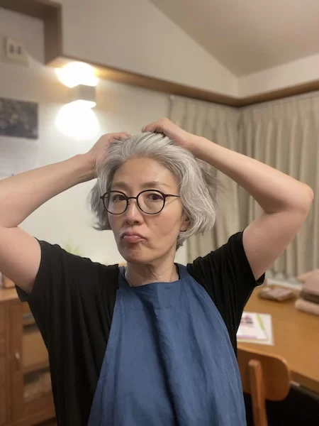 グレイヘアの50代女性